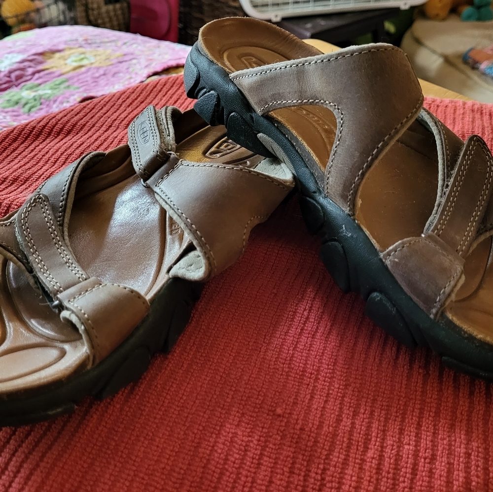 Like new Keen sandals. Brown size 8. Super comfy!